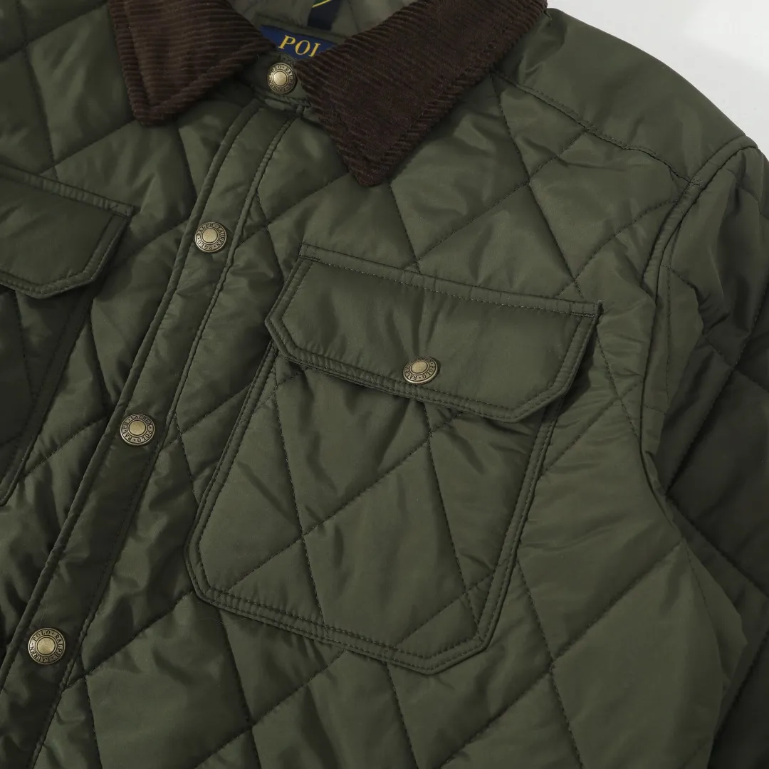 P370 #59 Ralph Lauren classic rhombus quilted cotton jacket for men and women. Inspired by retro workwear, it blends with contemporary British style. The imported machine-pressed rhombus quilting is accurately aligned, and the three-dimensional H-shaped tailoring is neat and slim. It is not bulky when layered in autumn and winter, and still maintains a light style.  Texture is reflected in the details: customized metal buckles, corduroy lapels, breathable eyelets under the arms, and slits on the hem, all replicating the brand's high-end genes. All excipients are standardized!  Five colors to choose from: black/khaki/brown/green/navy blue, easy to switch between commuting, leisure, and travel occasions. Function and appearance coexist: 37.5°C temperature control black technology, breathable and moisture-proof, anti-slip cotton patented fabric, temperature-locking, soft and waxy, durable and stylish. A retro warm-keeping item that can handle low temperatures calmly. The details are all made of craftsmanship, and the style has no limits. It has a classy look that will turn heads.  Color: Khaki Black Navy Green Brown Size: S M L